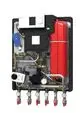Hausstation mit verschiedenen Rohrleitungen, Manometern und Ventilen. Steuerungseinheit von Danfoss oben rechts, roter Ausdehnungsbehälter erkennbar.